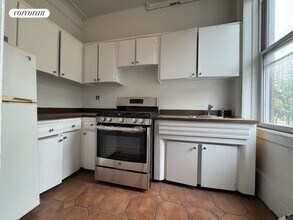 327 W 18th St in New York, NY - Building Photo - Building Photo