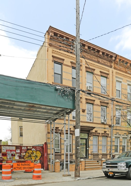 393 Bleecker St in Brooklyn, NY - Foto de edificio