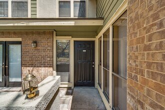 9611 Walnut St, Unit 1106 in Dallas, TX - Foto de edificio - Building Photo