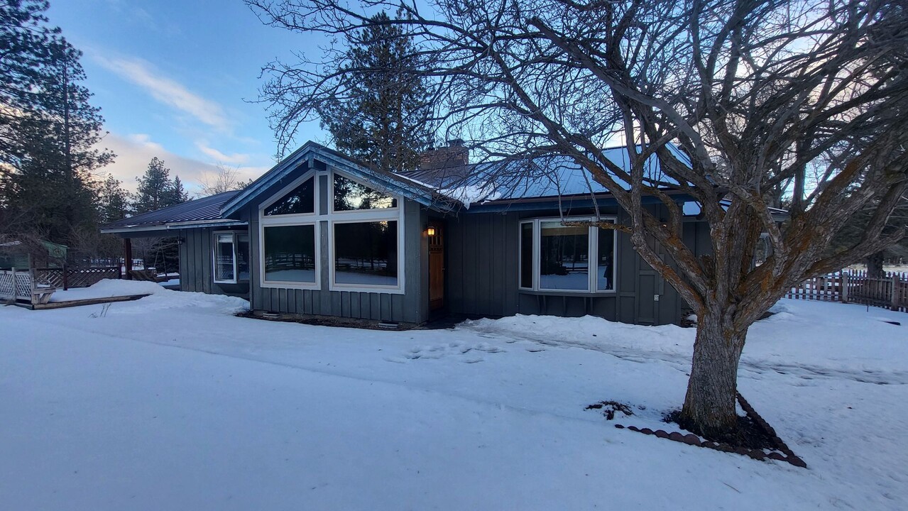 15656 National Forest Ln in Sisters, OR - Building Photo