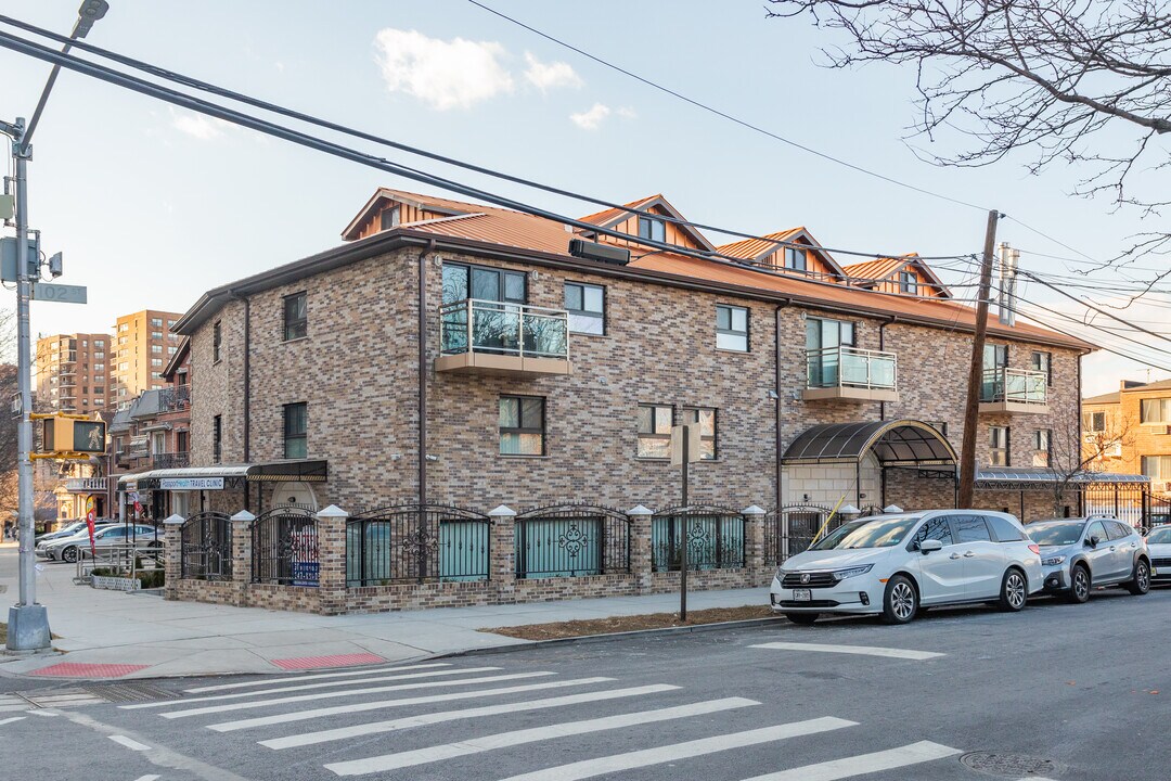 6316 102nd St in Rego Park, NY - Building Photo