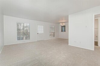 6015 E University Blvd in Dallas, TX - Foto de edificio - Building Photo