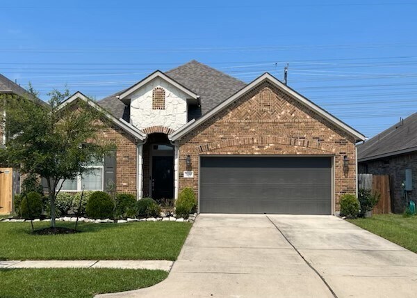 2119 Llerena Ln in League City, TX - Building Photo