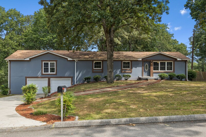 102 Warren Pl in Dickson, TN - Building Photo