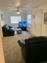 303 Indian Hills Dr, Unit 1 in Fort Pierce, FL - Foto de edificio - Building Photo