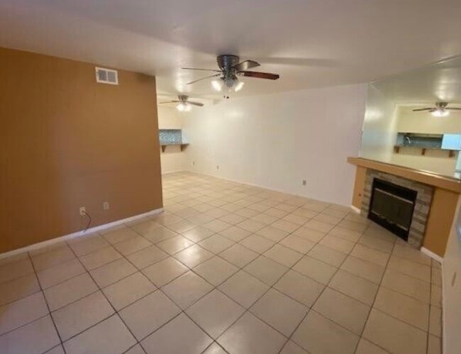 9856 Shirley Gardens Dr in Santee, CA - Foto de edificio - Building Photo