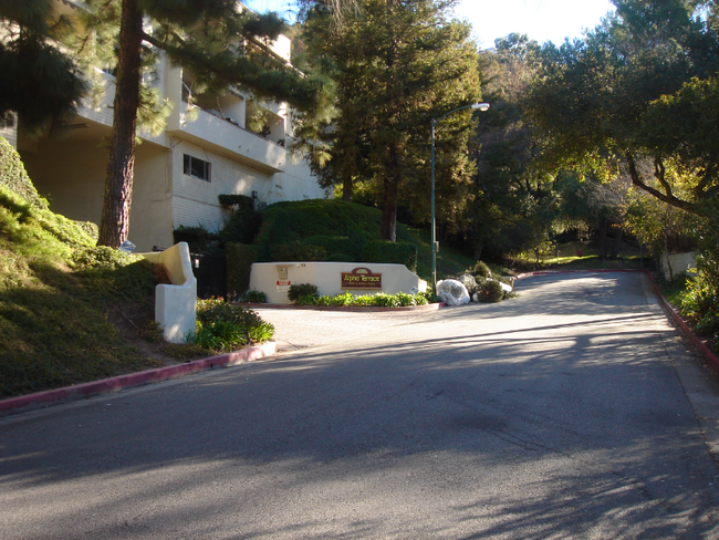 1935 Alpha Rd in Glendale, CA - Building Photo - Building Photo