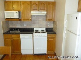 1110 Commonwealth Ave, Unit 512 in Boston, MA - Building Photo