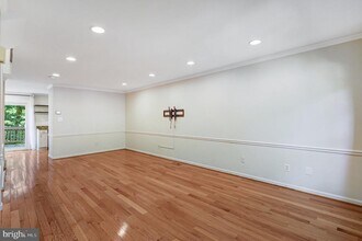 8424 Springfield Oaks Dr in Springfield, VA - Building Photo - Building Photo