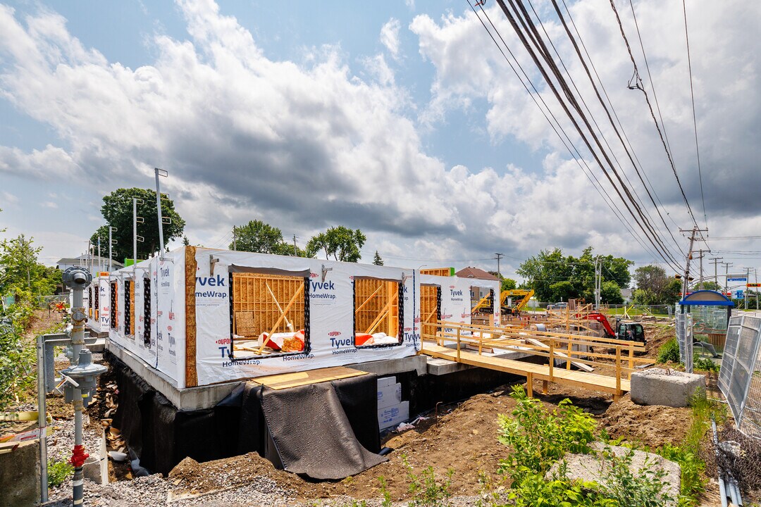 4090 Saint Rose Boul in Laval, QC - Building Photo