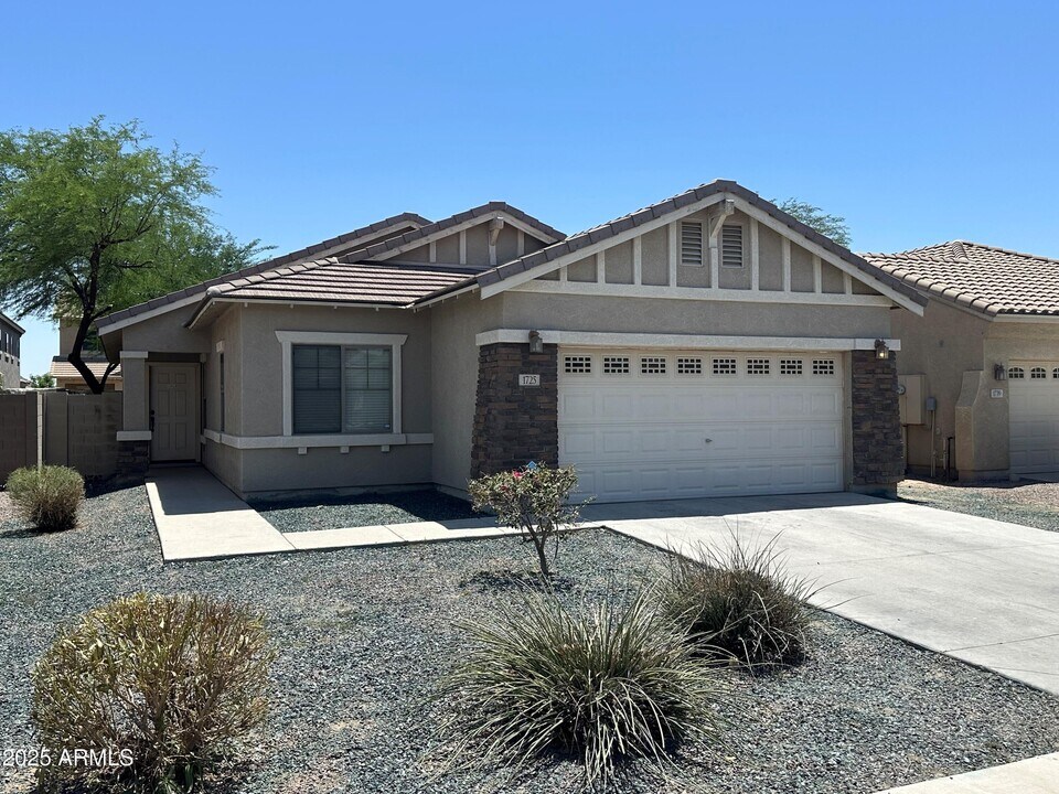 1725 W Corriente Dr in San Tan Valley, AZ - Building Photo