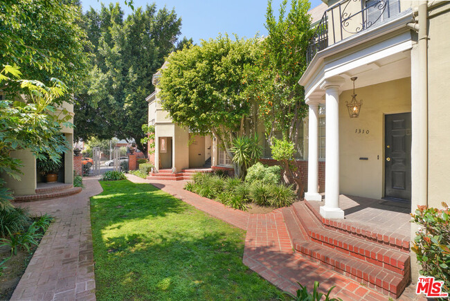 1306 N Alta Vista Blvd in Los Angeles, CA - Building Photo - Building Photo