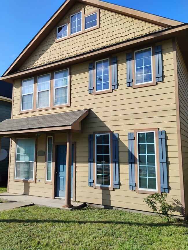 3905 Victoria Ave in College Station, TX - Building Photo - Building Photo