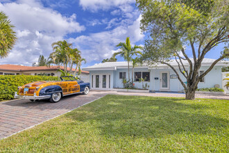 348 SE 18th Ave in Deerfield Beach, FL - Building Photo - Building Photo