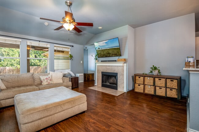 1313 Cardinal Way in Aubrey, TX - Building Photo - Building Photo