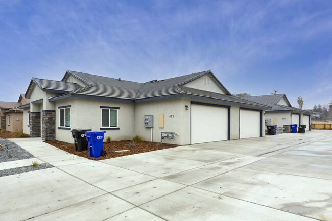 562 N Fourth St in Porterville, CA - Foto de edificio - Building Photo