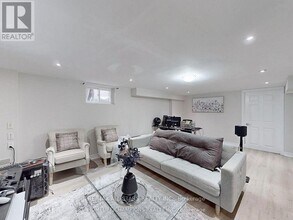 896 Kennedy Rd in Toronto, ON - Building Photo - Building Photo
