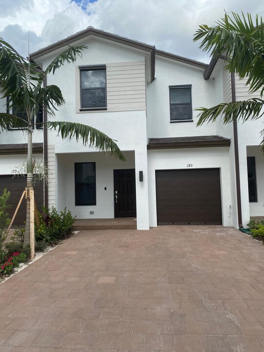 185 SW 185th Way in Pembroke Pines, FL - Foto de edificio