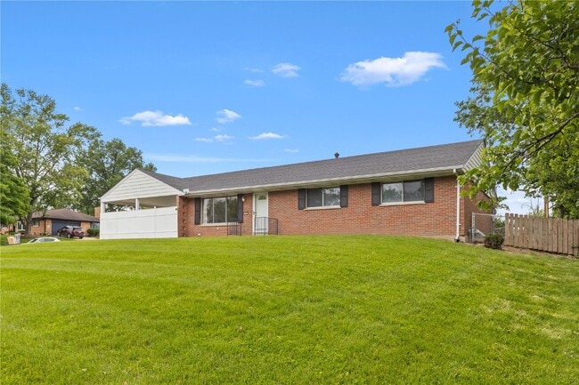 1001 Schulte Rd in St. Louis, MO - Foto de edificio - Building Photo