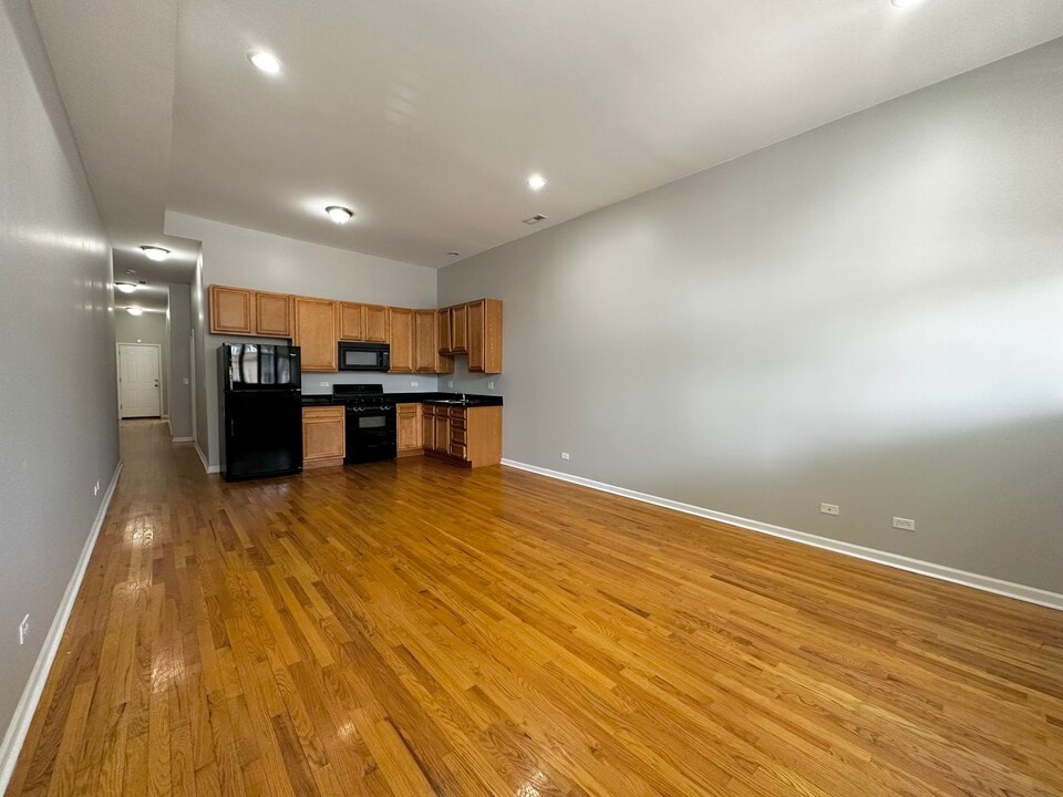 2438 N Laramie Ave, Unit 1North in Chicago, IL - Foto de edificio