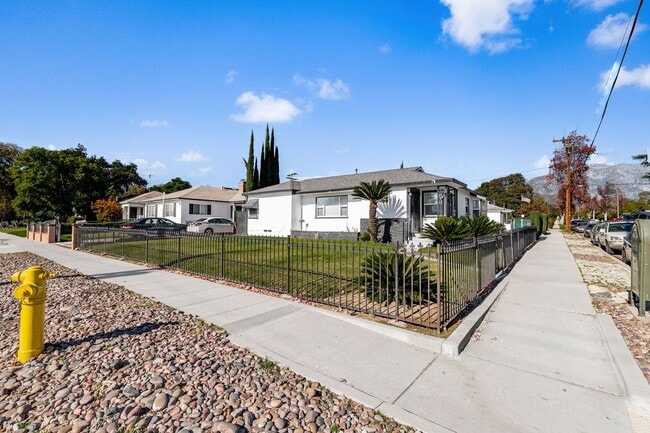 587 E Arrow Hwy in Upland, CA - Building Photo - Building Photo