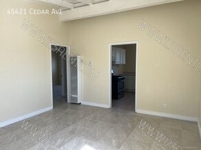 45421 Cedar Ave in Lancaster, CA - Building Photo - Building Photo