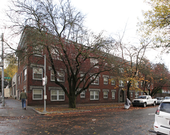 Warnell Apartments! in Portland, OR - Building Photo - Building Photo