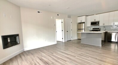 317 Belgrade Ave, Unit 303 in Boston, MA - Foto de edificio - Building Photo