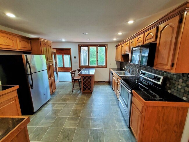 77 Pleasant St in West Bridgewater, MA - Building Photo - Building Photo