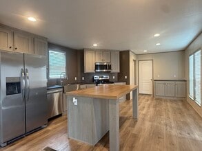 210 Betty St in Conroe, TX - Building Photo - Building Photo