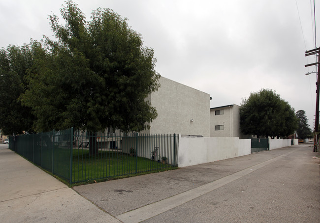 12883 San Fernando Rd in Sylmar, CA - Foto de edificio - Building Photo