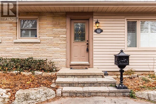 961 Shadeland Ave in Burlington, ON - Building Photo - Building Photo