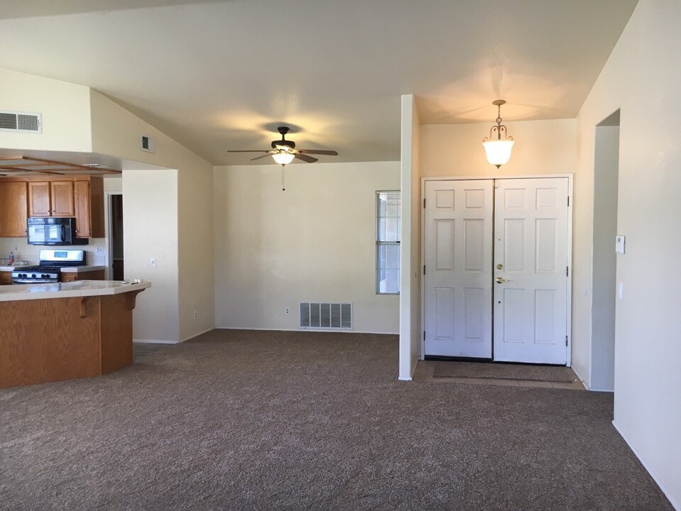 1220 Tomiko Dr in Hemet, CA - Building Photo