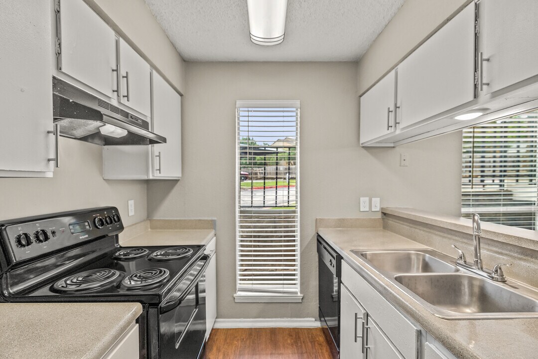 MIA Forest Oaks in Arlington, TX - Foto de edificio