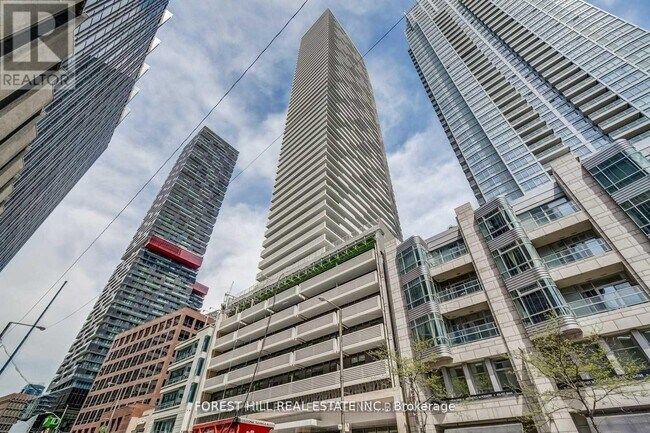 2221 Yonge St in Toronto, ON - Building Photo - Building Photo