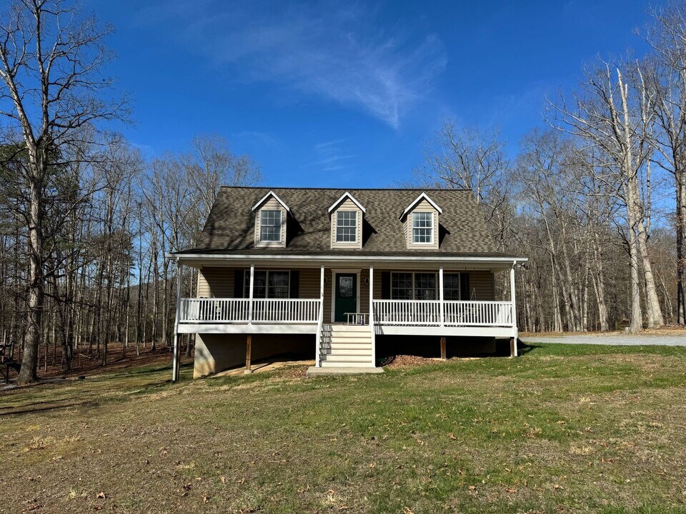 95 Amber Woods Dr in Glasgow, VA - Building Photo