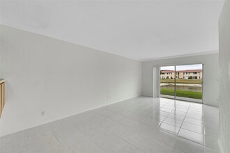 10149 Twin Lakes Dr, Unit 2-B in Coral Springs, FL - Foto de edificio - Building Photo