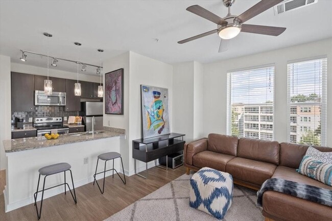 1900 Barton Springs Rd in Austin, TX - Building Photo - Building Photo