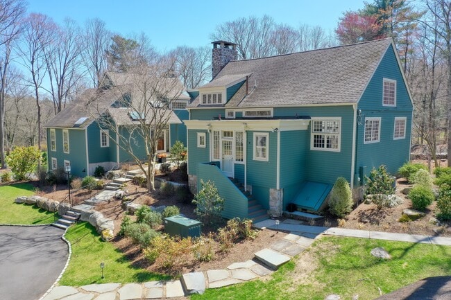 13 Huckleberry Hill Rd in New Canaan, CT - Building Photo - Building Photo