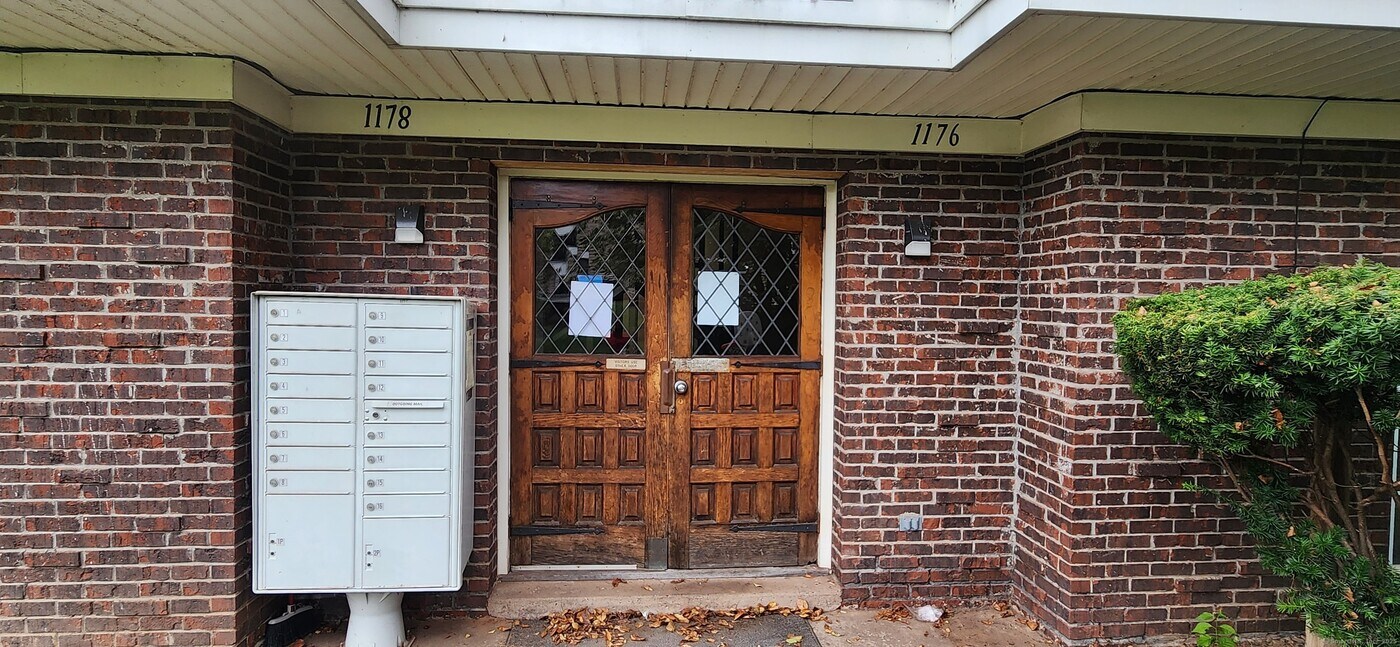 1178 Middle Turnpike W in Manchester, CT - Building Photo