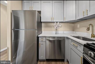 4600 S Four Mile Run Dr in Arlington, VA - Building Photo - Building Photo