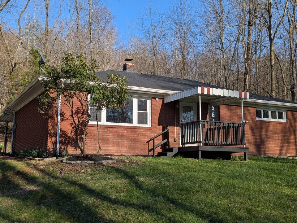 561 Williams Ave in Rochester, PA - Building Photo