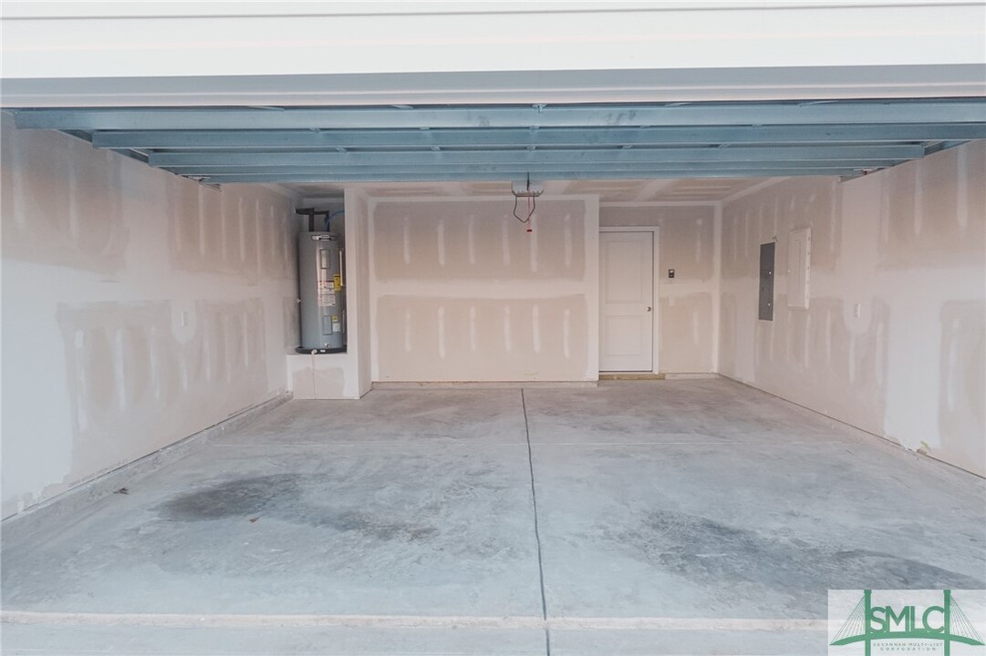 393 Coconut Dr in Bloomingdale, GA - Building Photo