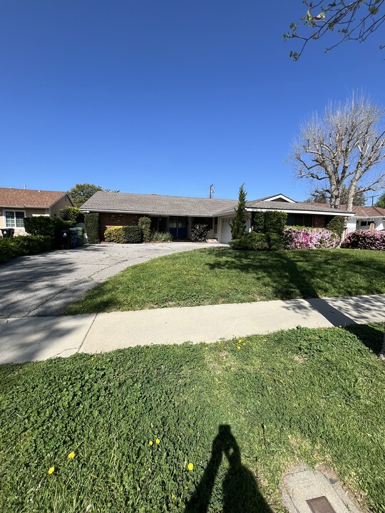 9221 Rubio Ave in North Hills, CA - Building Photo