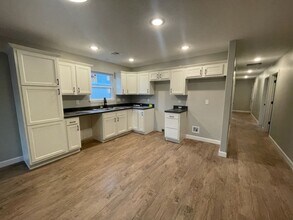 1615 Hill Valley Dr in Manhattan, KS - Building Photo - Building Photo