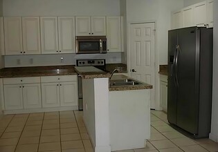 11357 NW 57th Ln in Doral, FL - Building Photo - Building Photo