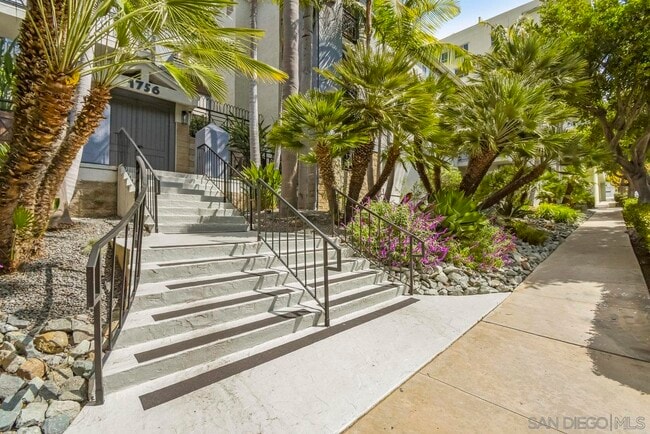 1756 Essex St in San Diego, CA - Foto de edificio - Building Photo