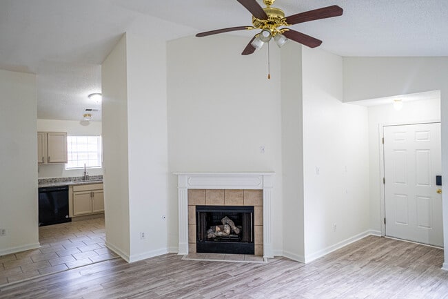 4721 Waterfront Oak Dr in Memphis, TN - Foto de edificio - Building Photo