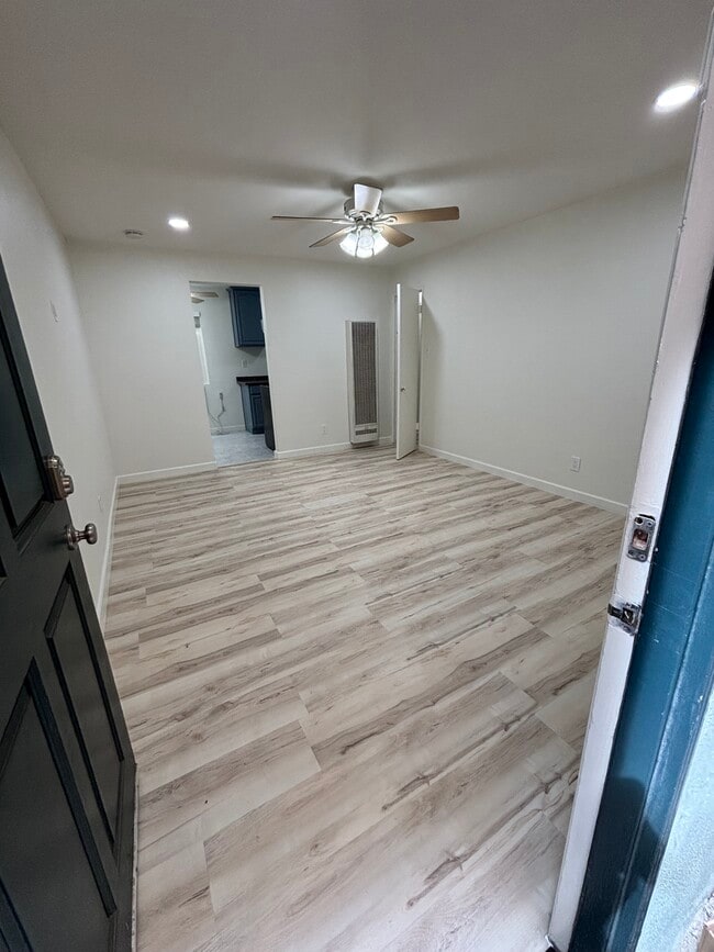 215 Covina Ave, Unit 1 in Long Beach, CA - Foto de edificio - Building Photo