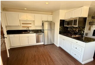 701 Luton Dr in Glendale, CA - Building Photo - Building Photo